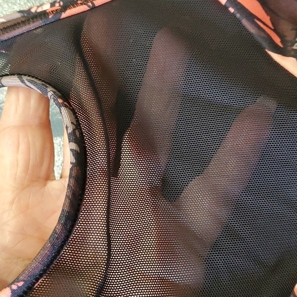 Lululemon crop top. Sports bra. Excellent condition, quality. No size tag S/M - Picture 6 of 11